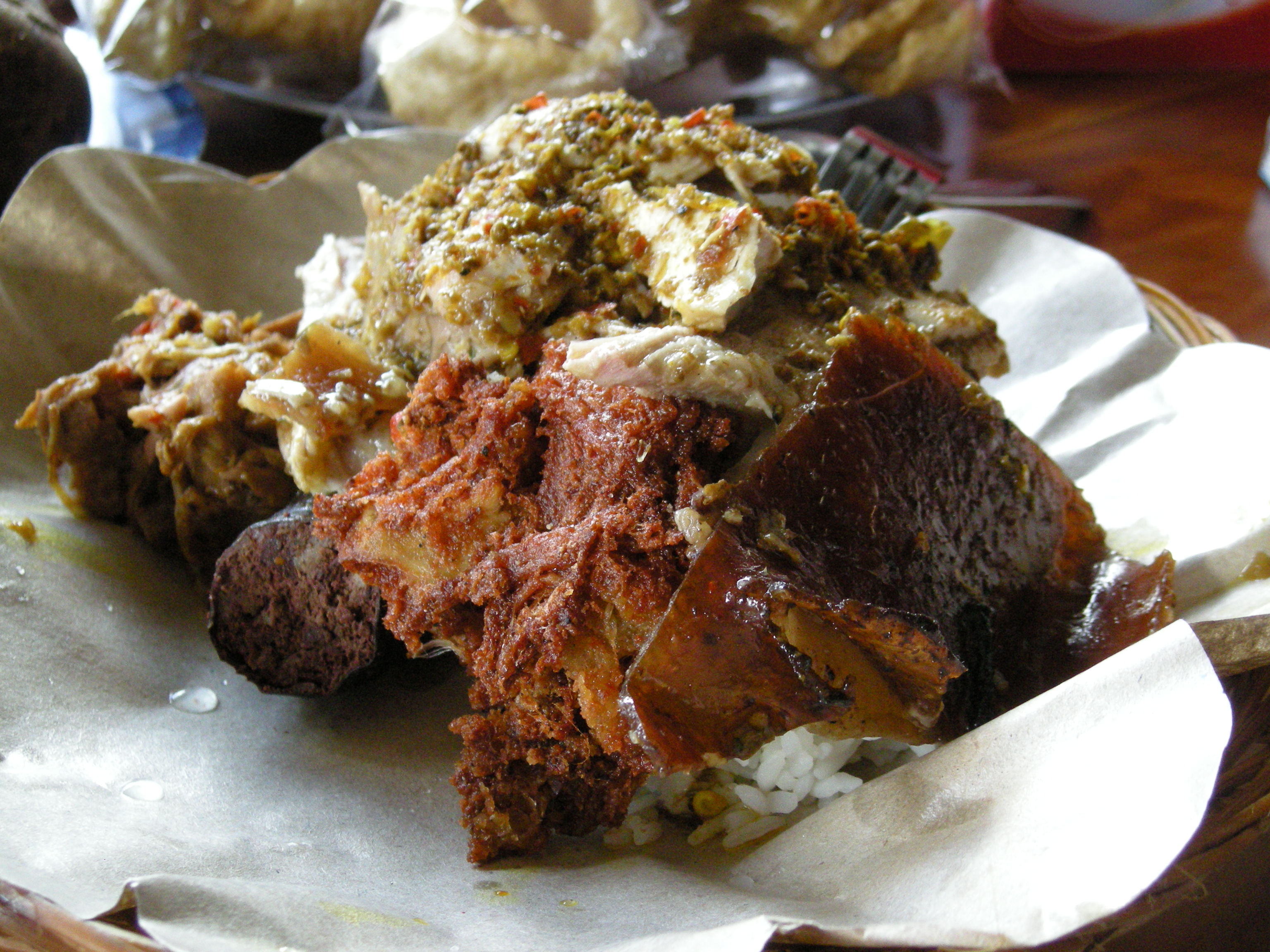 3 Kuliner Legendaris Khas Bali: Babi Guling, Ayam Betutu, dan Lawar