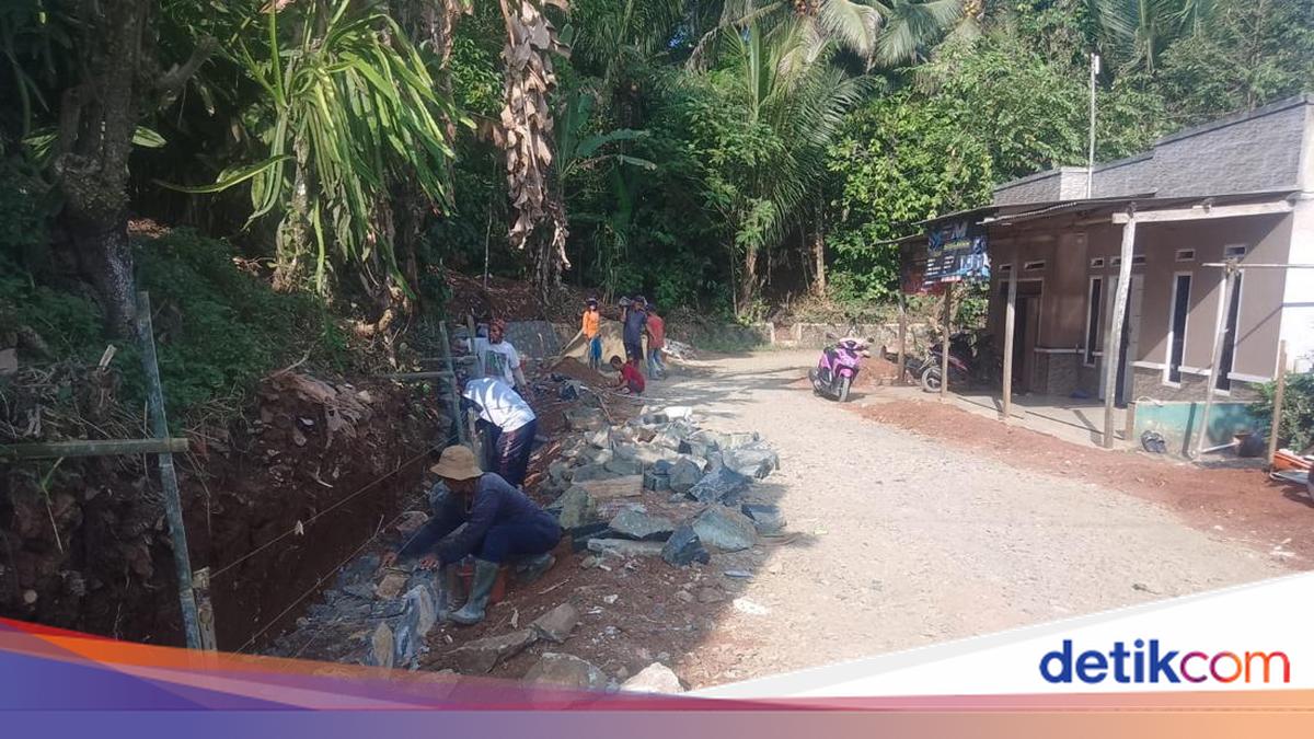 Anggaran Desa Terbatas, Warga 4 Kecamatan di Lebak Andalkan Jalan Beton Program Bang Andra Pemprov Banten