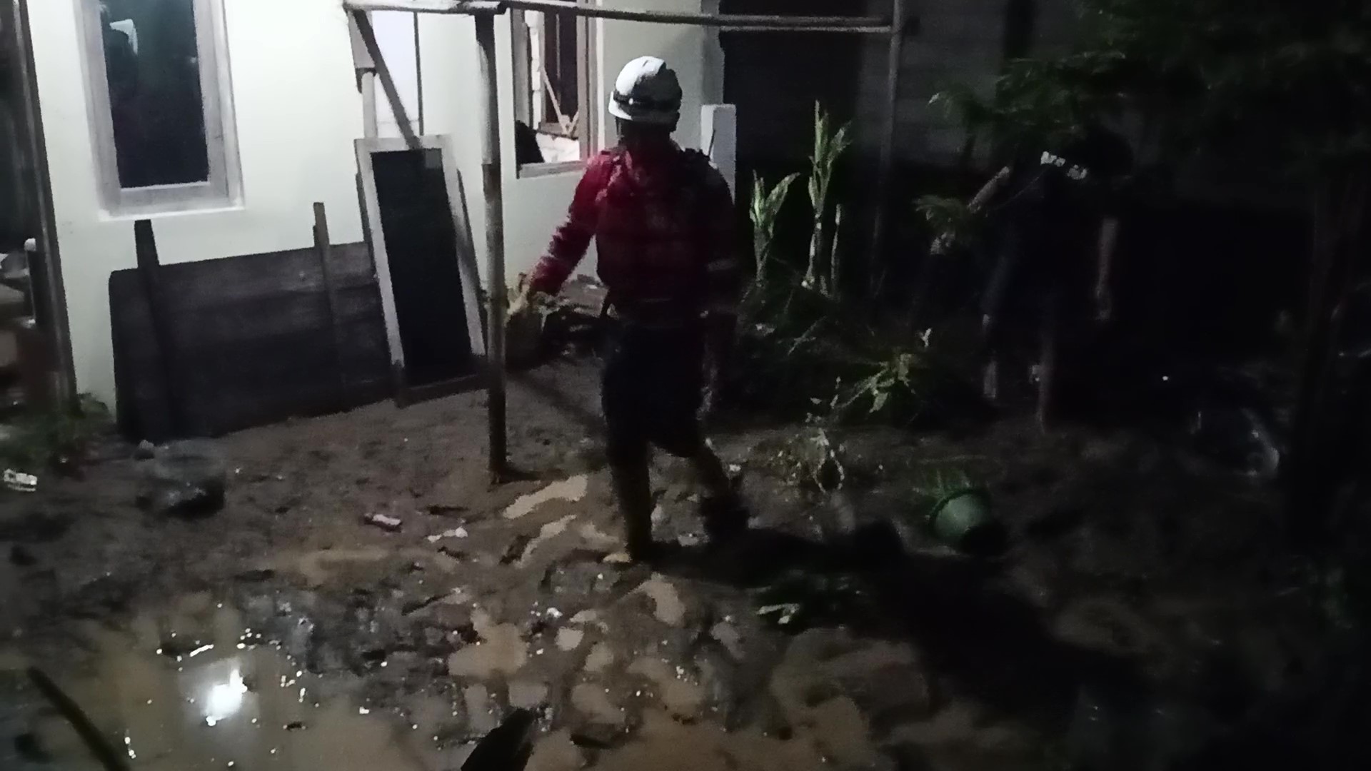 Arus Deras dan Minim Penerangan, Pencarian Lansia Hanyut di Sungai Plumbon Semarang Dihentikan Sementara