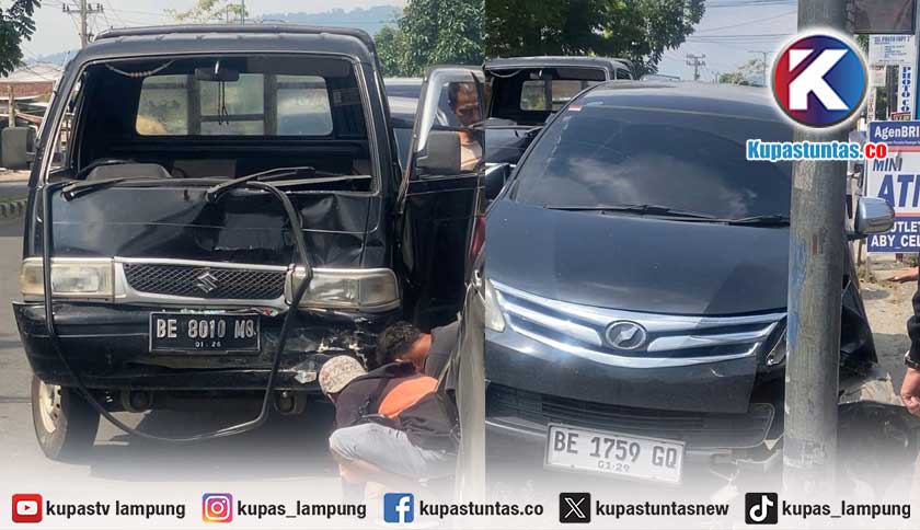 Kecelakaan di Depan Kantor Pemda Lampung Barat, Pick Up Tabrak Avanza Parkir hingga Terguling ke Tiang