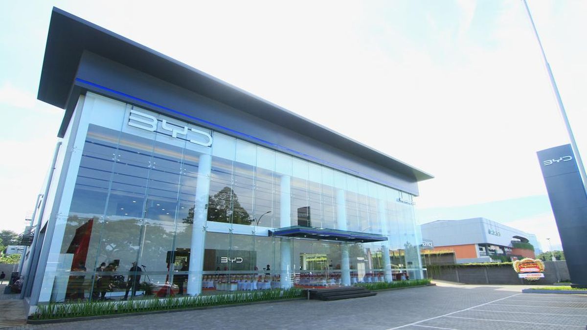BYD Bantah Kebakaran Dealer BSD Berasal dari Area Baterai, Api Dipadamkan Tanpa Korban