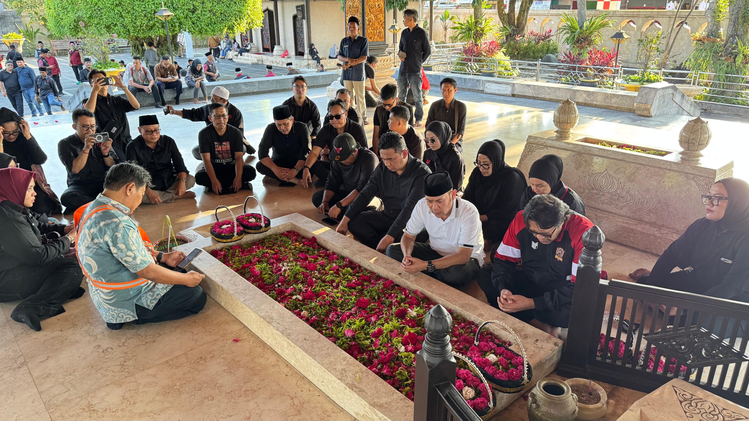 DPD PDI Perjuangan Jabar Ziarah ke Makam Bung Karno di Blitar, Ono Surono Ingatkan Kader Jaga Api Perjuangan