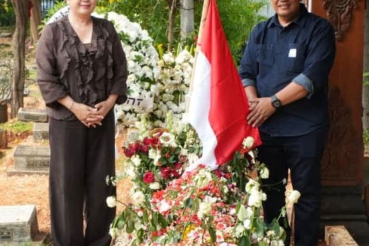 Bupati Tabanan Komang Gede Sanjaya dan Istri Ziarah ke Makam Guruh Soekarnoputra di TPU Karet Bivak
