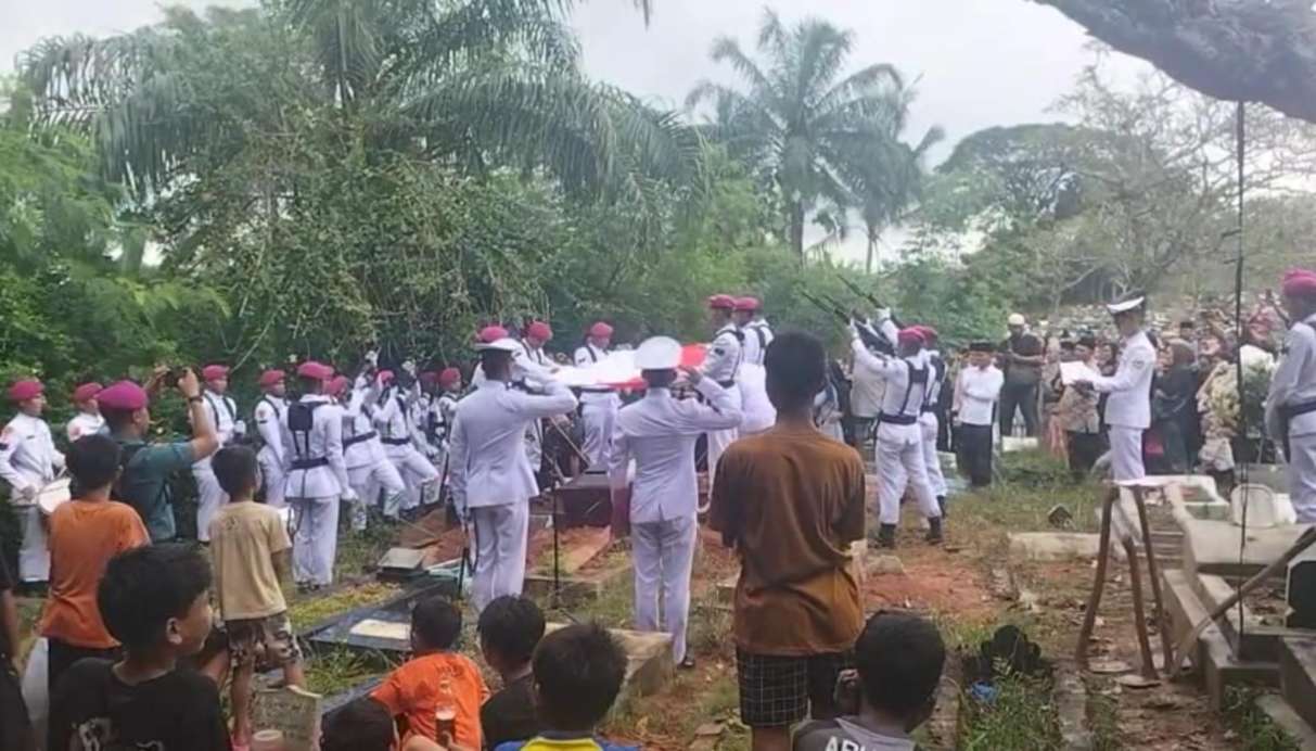 Babinsa Kotabumi Beri Penghormatan Terakhir untuk Prajurit Marinir Yon Taifib 2 di Pemakaman Militer Lampung Utara