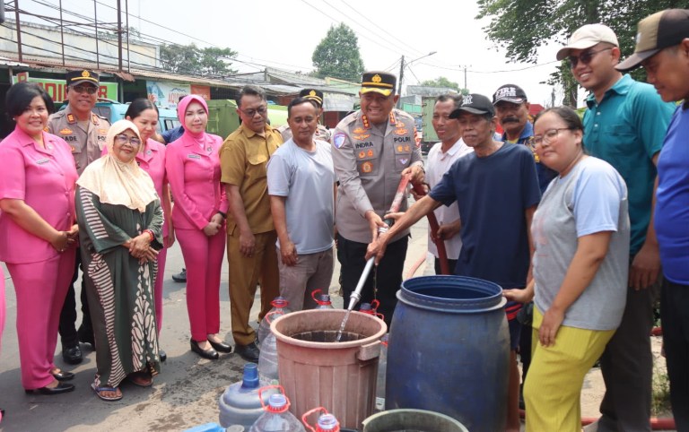 Polresta Tangerang Salurkan 150.000 Liter Air Bersih untuk 3 Kampung di Tigaraksa, Warga Diminta Hubungi Call Center 110