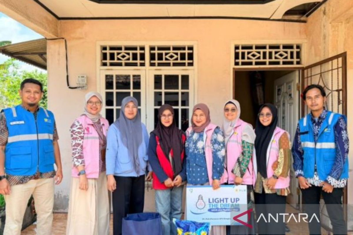 PLN Babel Nyambungkan Listrik Gratis untuk Warga Kurang Mampu di Pangkalpinang, Bekas Menumpang Kini Punya KWH Sendiri