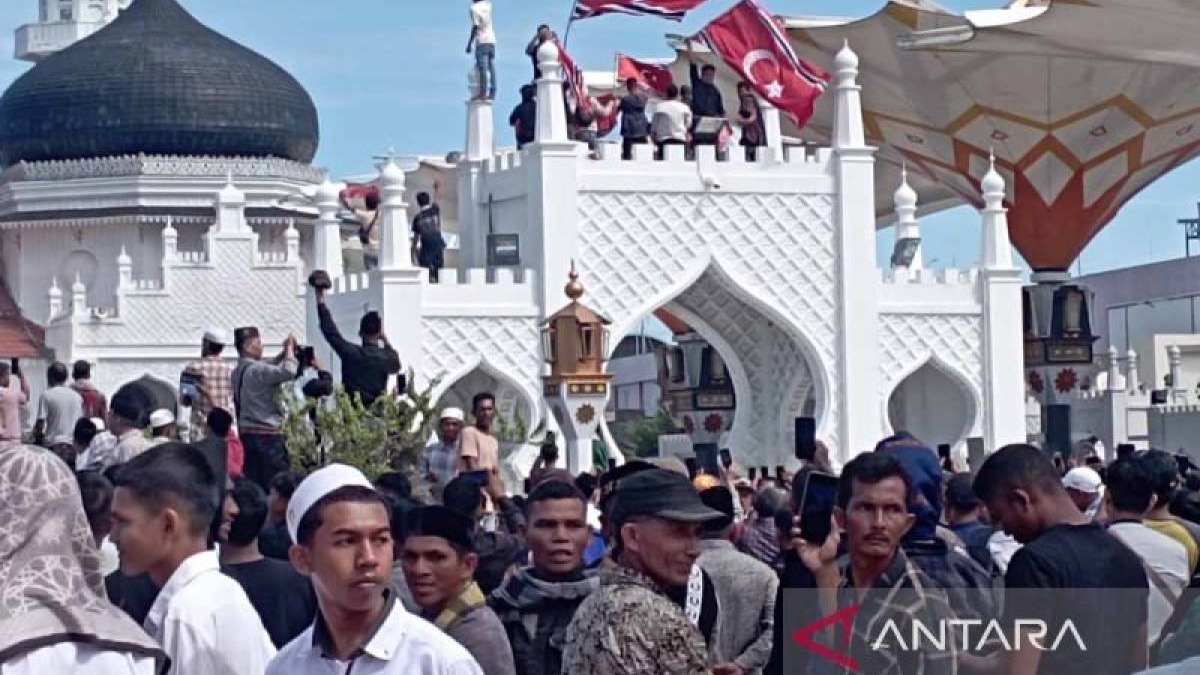 21 Tahun Perdamaian Aceh Diwarnai Bentrok di Banda Aceh, Polisi Tembakkan Gas Air Mata ke Massa