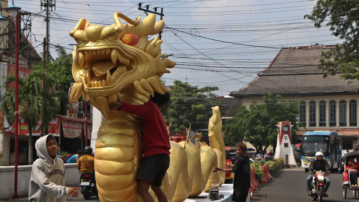 Lampion Gajah, Naga, hingga Ular Hiasi Pusat Kota Solo Sambut Waisak, Warga Berburu Spot Foto Instagramable