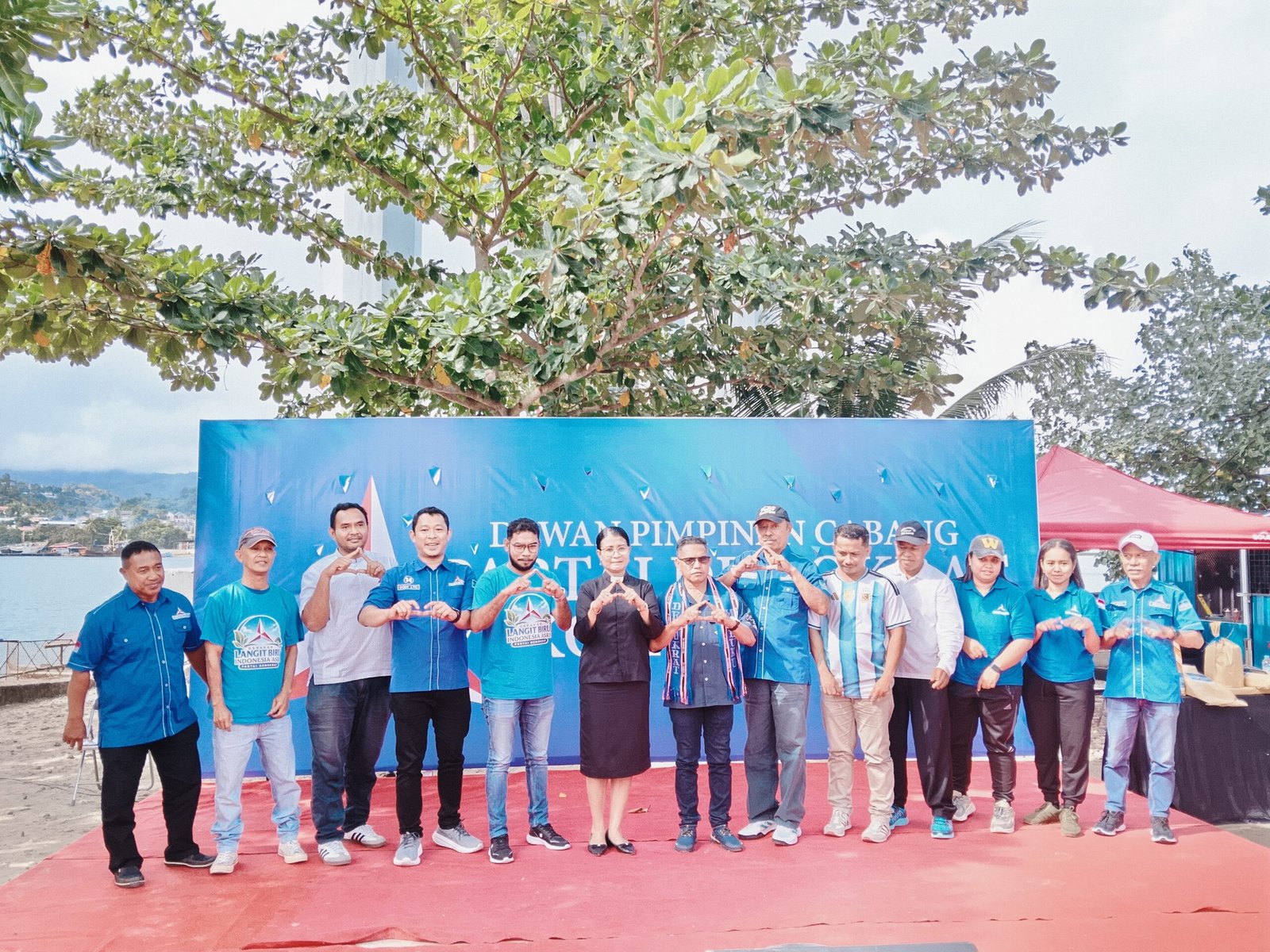 HUT ke-25 Partai Demokrat, DPC Kota Ambon Bersihkan Pantai dan Gelar Cek Kesehatan Gratis di Negeri Rumah Tiga