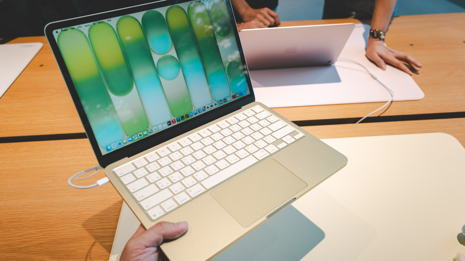 5 Fitur MacBook Bantu Mahasiswa Rekam Kuliah, Bikin Desktop Virtual, dan Transkrip Otomatis