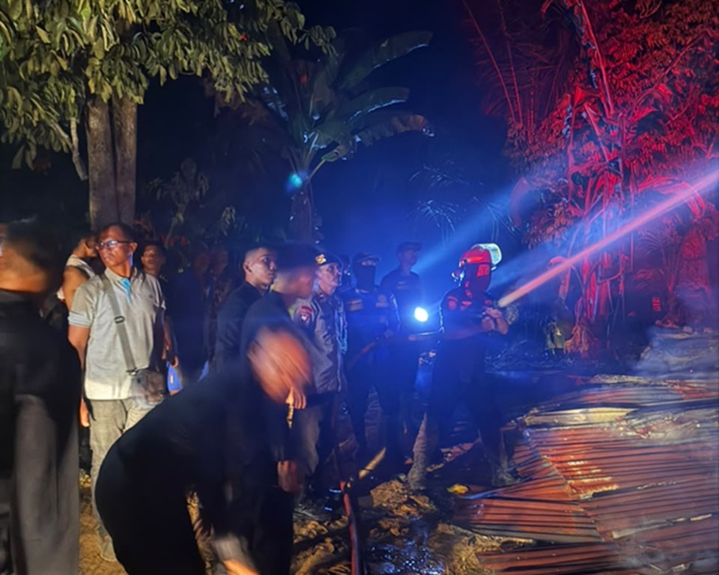Kebakaran Hanguskan Rumah Permanen di Muaro Jambi, 4 Personel Damkar Dikerahkan dan 4.000 Liter Air Dihabiskan