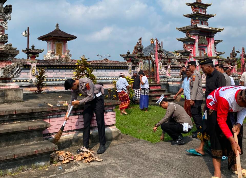 Polres Muara Enim Bagikan Sembako dan Bersihkan Pura Bali Agung Air Talas Jelang Hari Bhayangkara ke-80