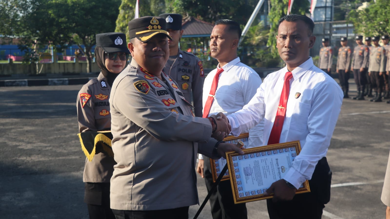 Kapolresta Palangka Raya Beri Penghargaan ke 16 Personel Berprestasi, Termasuk Pengungkap Pembunuhan dan Narkotika