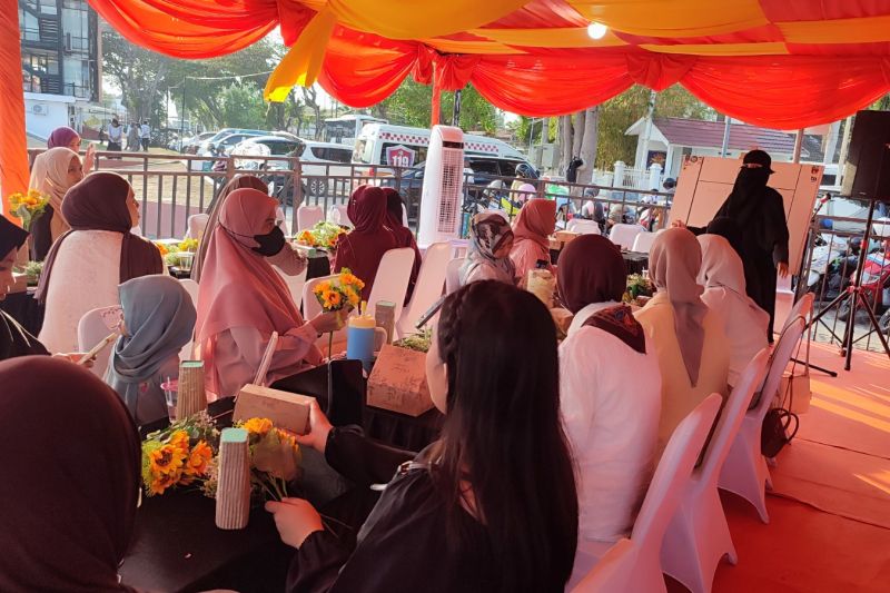 Disperindag Kota Palu dan Dekranasda Latih Wirausaha Muda Rangkai Bunga dan Manik-manik