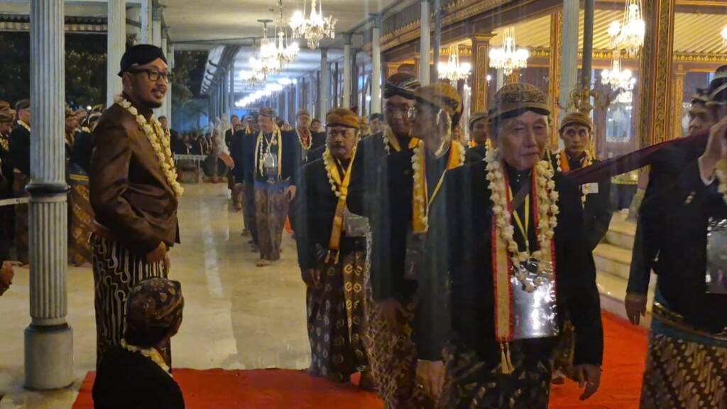 Dua Pakubuwono XIV Duduk Saling Membelakangi di Malam 1 Sura, 14 Pusaka dan 3 Kebo Bule Tetap Dikirab