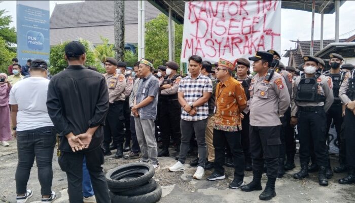 Aksi Gerakan Palangka Raya Gelap Hari Ketiga, Massa Bawa Ban ke Kantor PLN dan Desak GM Tepati Janji Audiensi