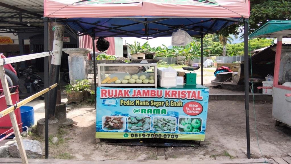 Rujak Jambu Kristal Zaharoh Bertahan Lima Tahun di Natuna, Omzet Turun Drastis Akibat Daya Beli Lesu
