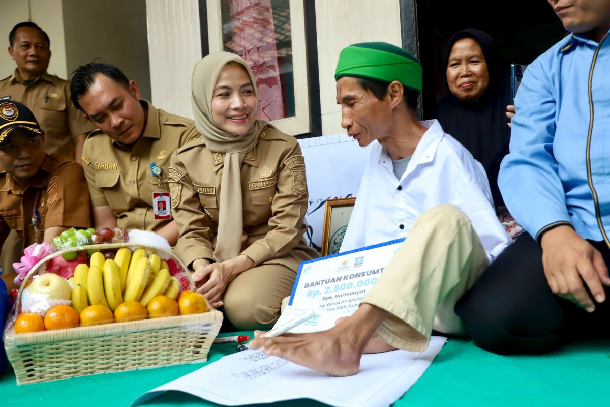Bupati Serang Kunjungi Seniman Disabilitas Kang Nur di Kibin, Salurkan Bantuan Rp2,5 Juta dan Sembako