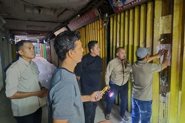 44 Toko di Pasar Raya Padang Disegel Gara-gara Menunggak Retribusi, Belasan Pedagang Langsung Lunas