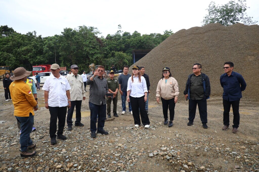 Wagub Kaltara Ingkong Ala Tempuh 9 Jam Jalan Berlumpur Tinjau Perbaikan Akses Perbatasan Kaltim-Kaltara