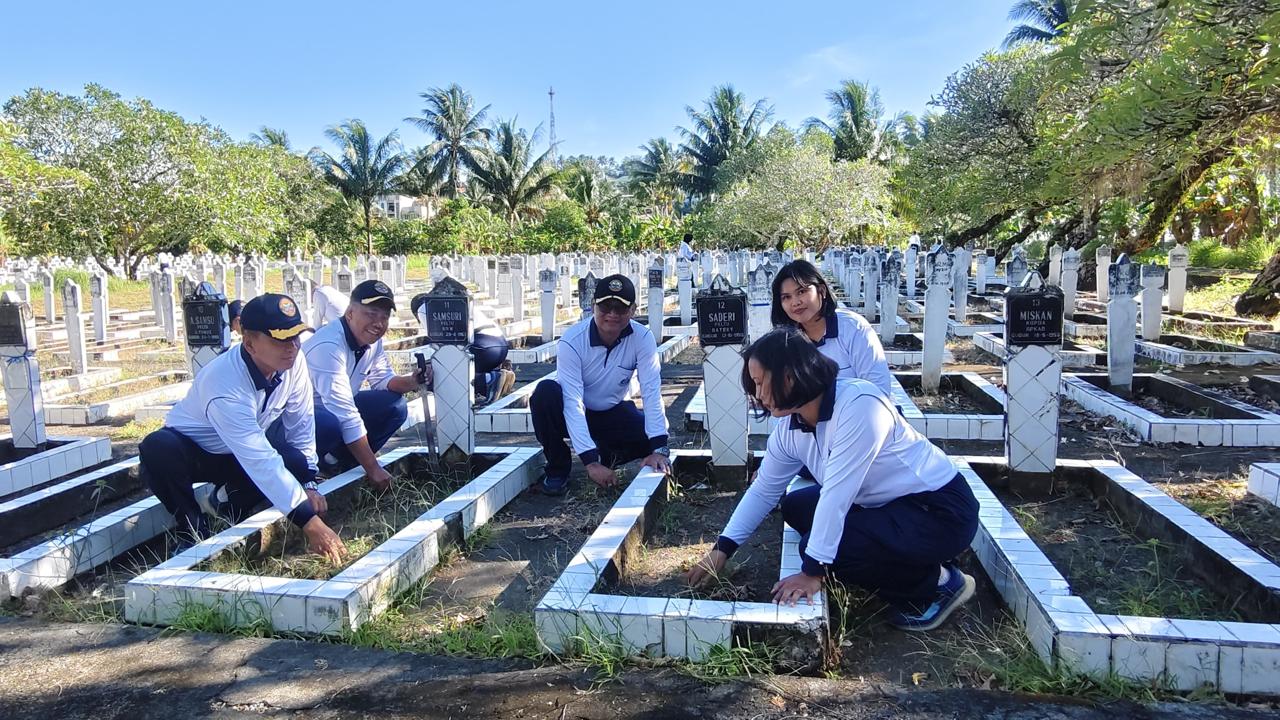 Wadan Kodaeral VIII Pimpin Kerja Bakti Bersihkan TMP Kairagi Manado Jelang HUT ke-1, Puluhan Personel Dikerahkan