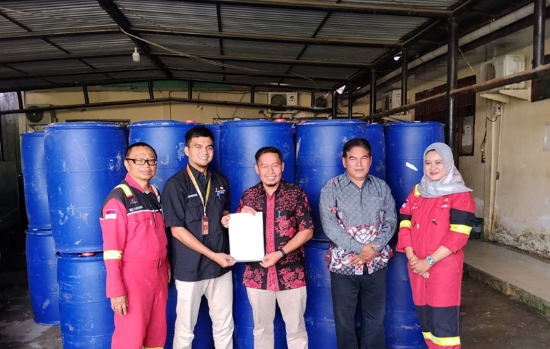 PetroChina Serahkan 80 Drum Sampah ke DLH Tanjab Barat, Targetkan Tiga Titik Krusial Permukiman
