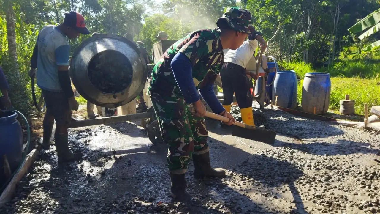 Warga Desa Cukil Semarang dan TNI Kerja Bakti Cor Jalan Penghubung Antar-Dusun, Target Rampung Tepat Waktu