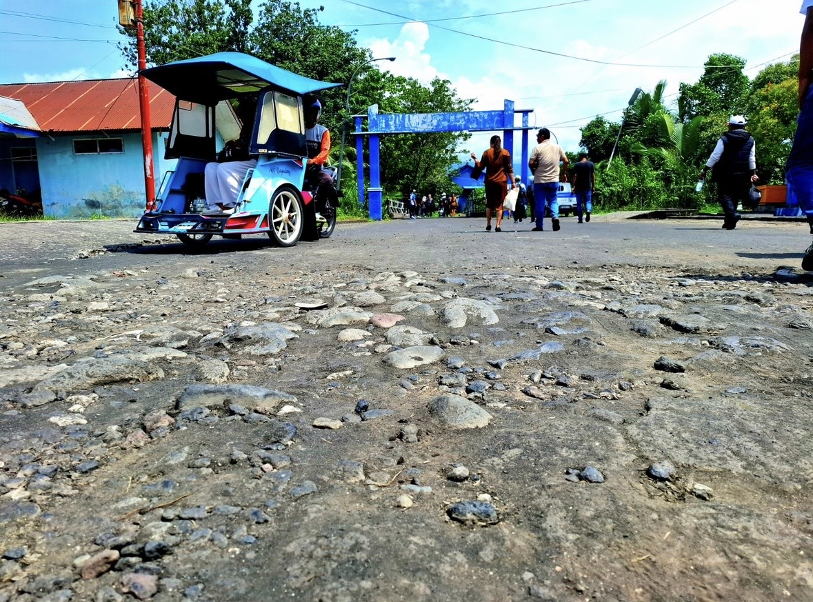 Warga dan Tukang Bentor di Tobelo Keluhkan Jalan Berlubang hingga Sampah Menumpuk di Drainase, Dua Dinas Didiamkan