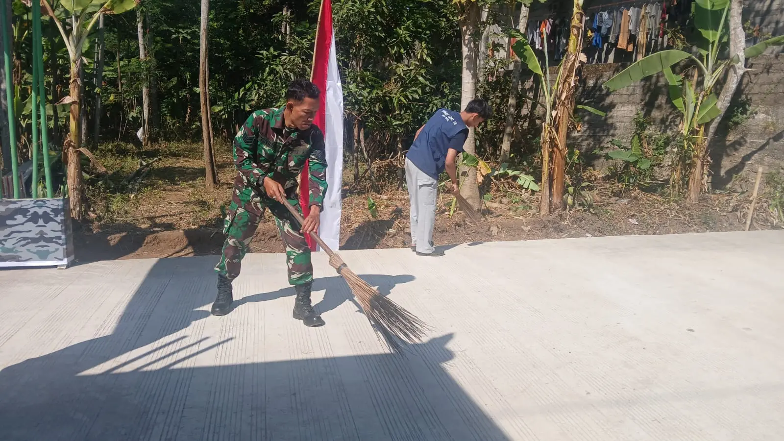 TNI, Mahasiswa KKN, dan Warga Bersihkan Sisa Material Jalan Cor TMMD di Desa Cukil Tengaran Jelang Peresmian