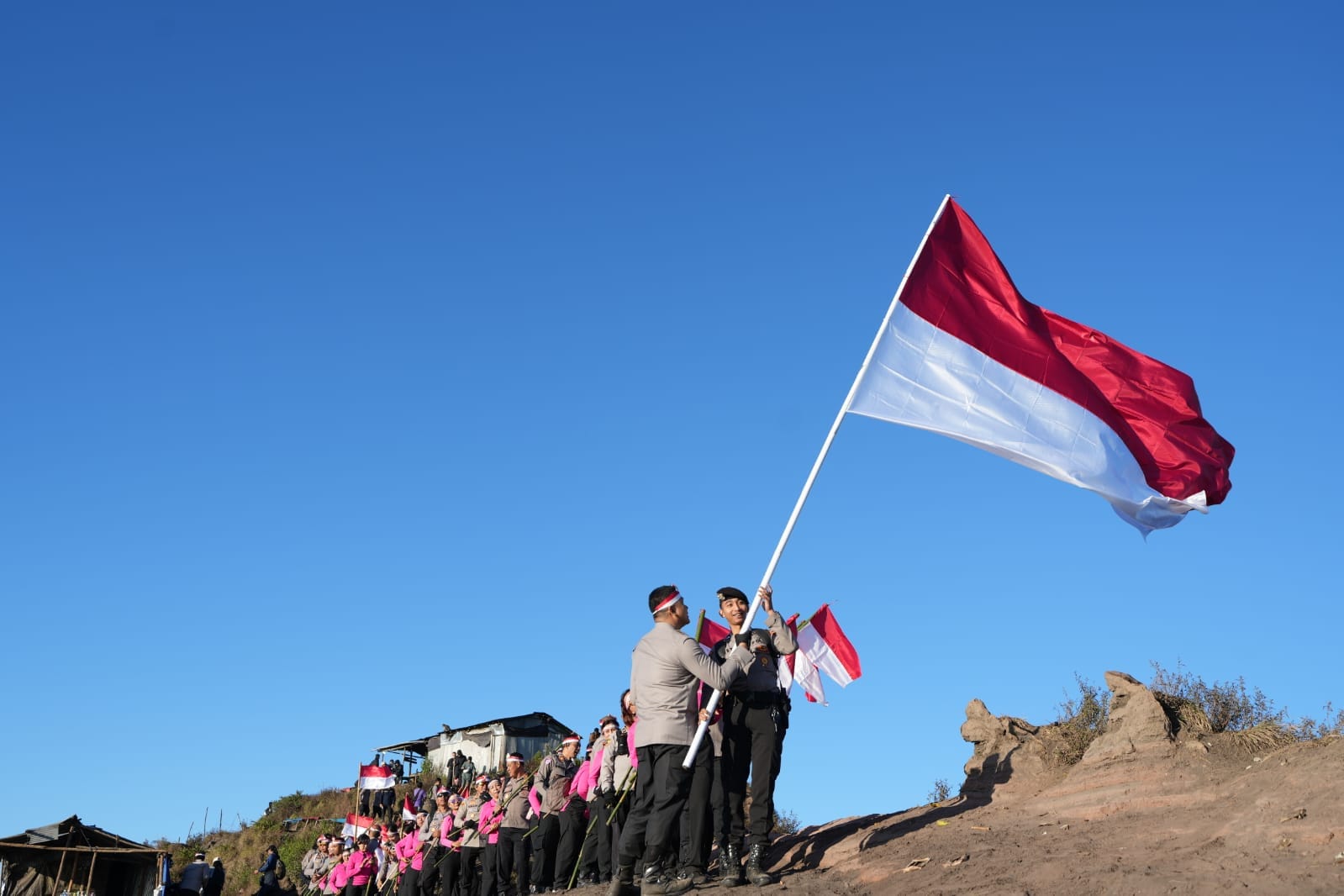 120 Personel Polres Bangli Kibarkan Merah Putih di Puncak Batur, Bagikan 30 Paket Sembako hingga Bersihkan Dermaga