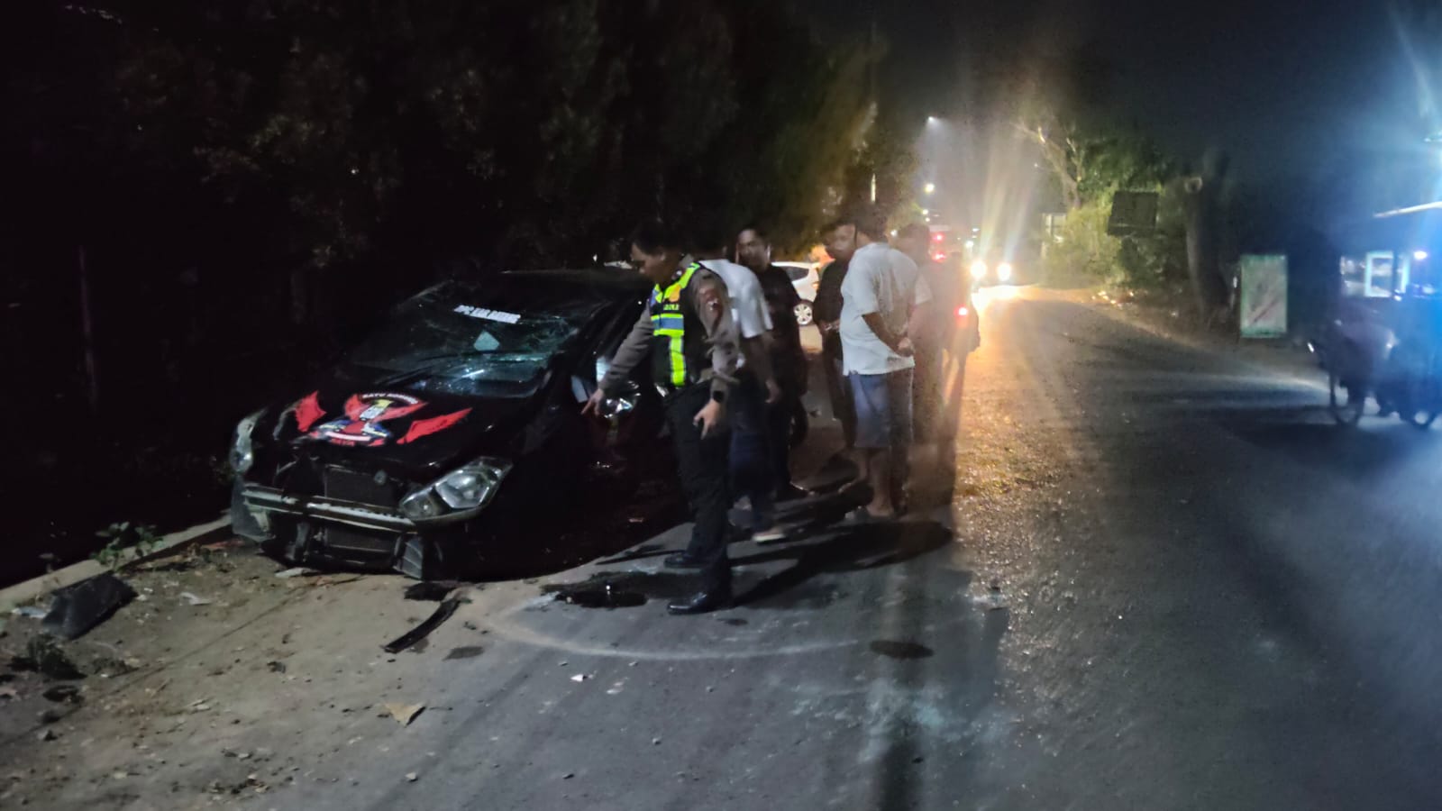 Minibus Oleng di Jalan Menurun dan Bergelombang di Batang, Tabrak Pohon hingga Terguling, Pengemudi Selamat