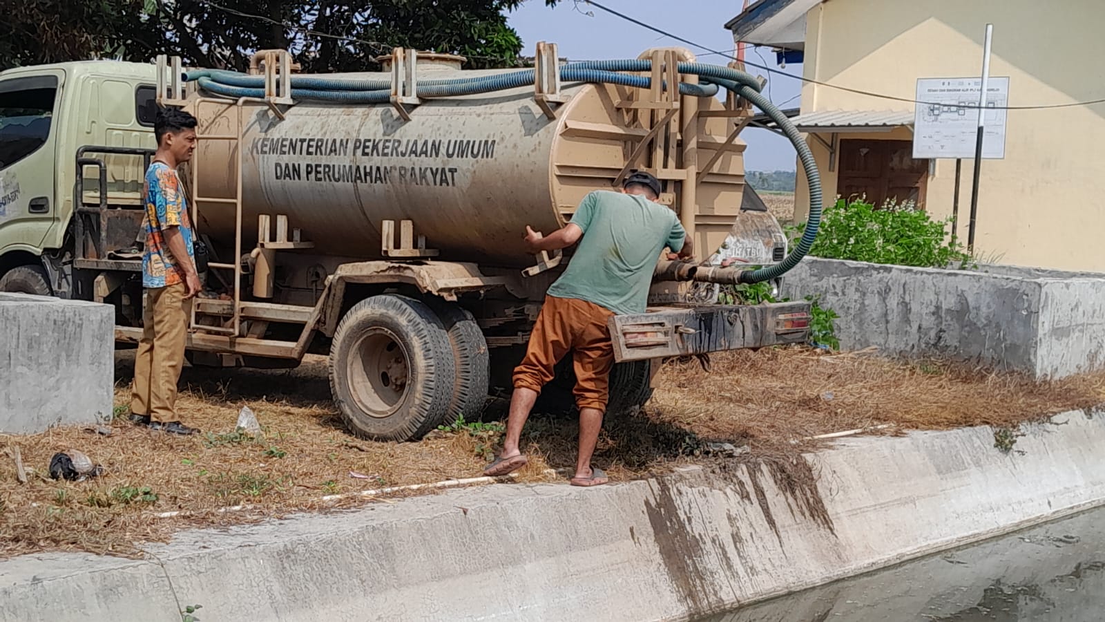 Warga Karangrejo Metro Hadang Truk Tinja, Pertanyakan Aliran Retribusi Rp 50 Ribu ke PAD dan Dampak Bau