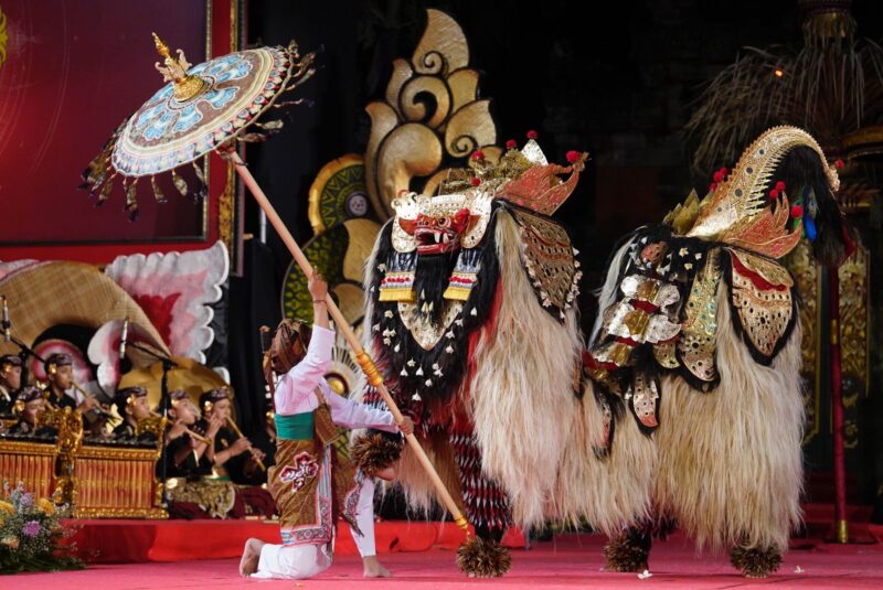 Barong Ket Tapuk Apunggul dari Klungkung Hipnotis Ribuan Penonton di Ardha Candra, Bupati Satria Hadir Langsung
