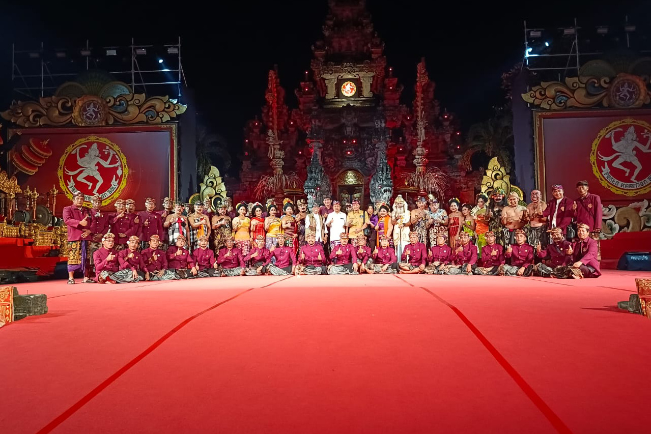 Ribuan Penonton Padati Panggung Ardha Candra, Paguyuban Drama Gong Lawas Suguhkan Lakon “Grenggeng Maya” di PKB Bali 2026