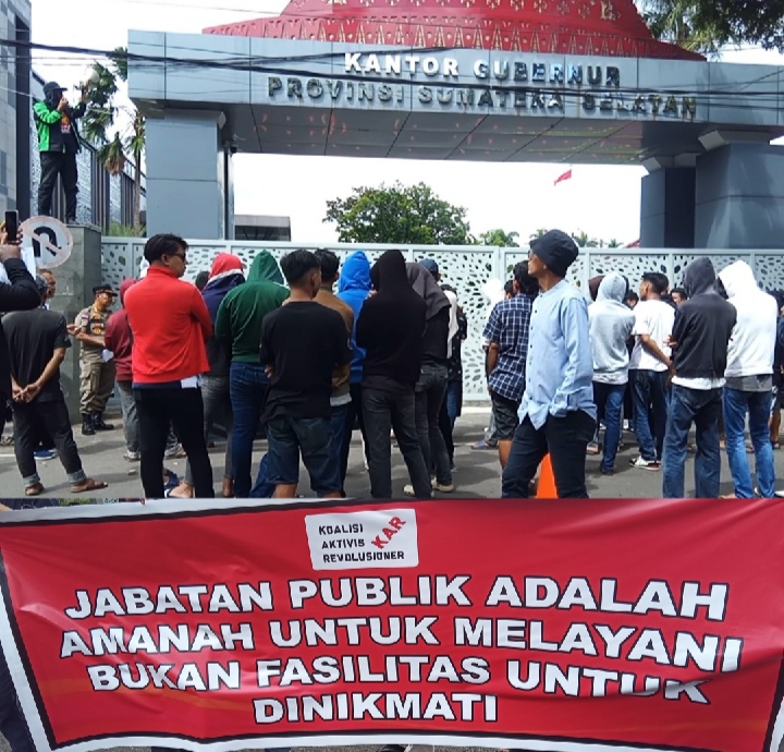 Ratusan Massa di Palembang Satir Gubernur Sumsel dengan BH dan Celana Dalam, Tuntut Perbaikan Jalan dan Banjir