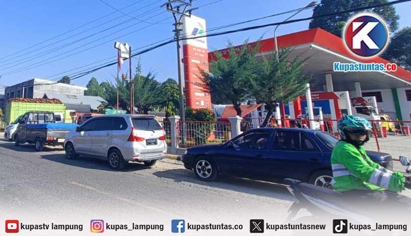 Antrean BBM di SPBU Kembahang Lampung Barat Mengular hingga Jalan Raya, Warga Curigai Ulah Pengecer