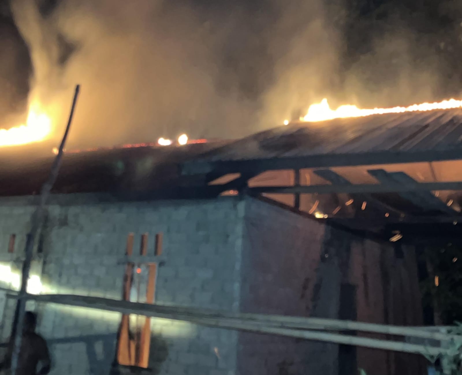 Rumah di Sungai Sengkuang Sanggau Terbakar saat 4 Anak Masak Mie, Bocah 1 Alami Luka Bakar di Kaki