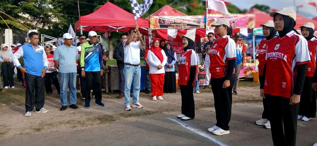 Ratusan Peserta Meriahkan Lomba Gerak Jalan HUT RI ke-81 di Lingga, Ketua DPRD Maya Sari Resmi Buka