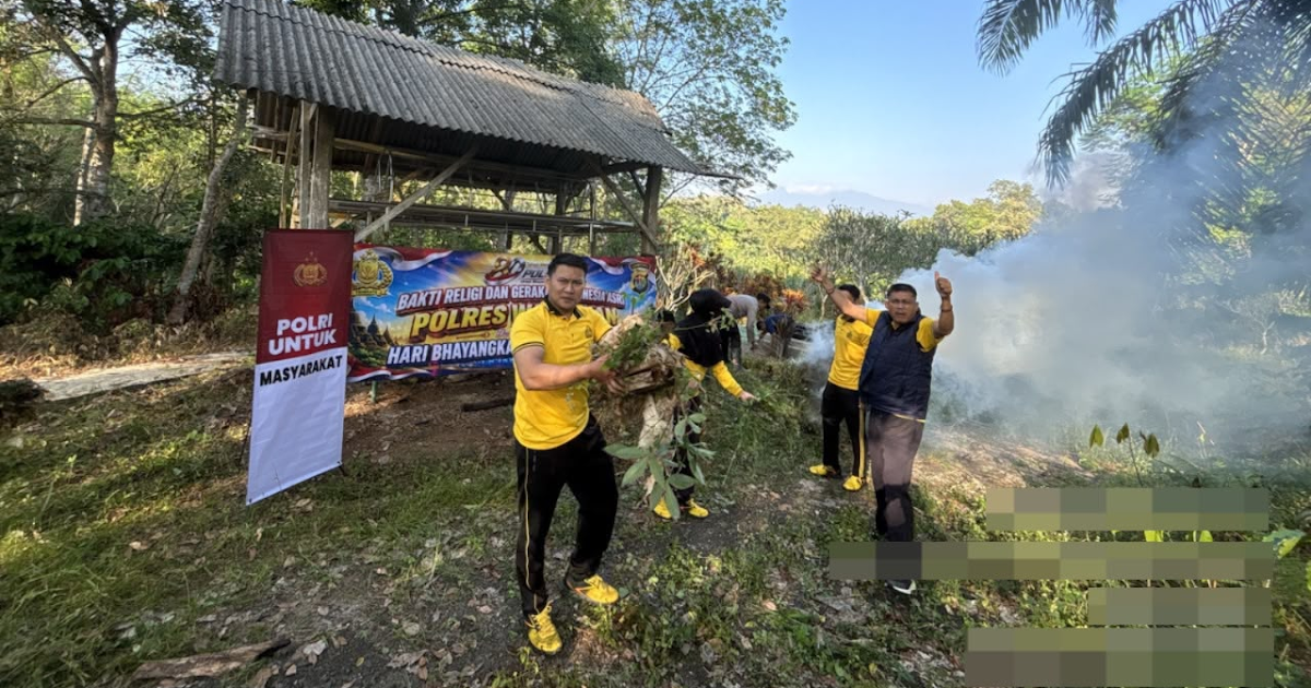 Polsek Baradatu Bersihkan TPU Gedung Rejo Way Kanan, Puluhan Warga Gotong Royong di Pemakaman
