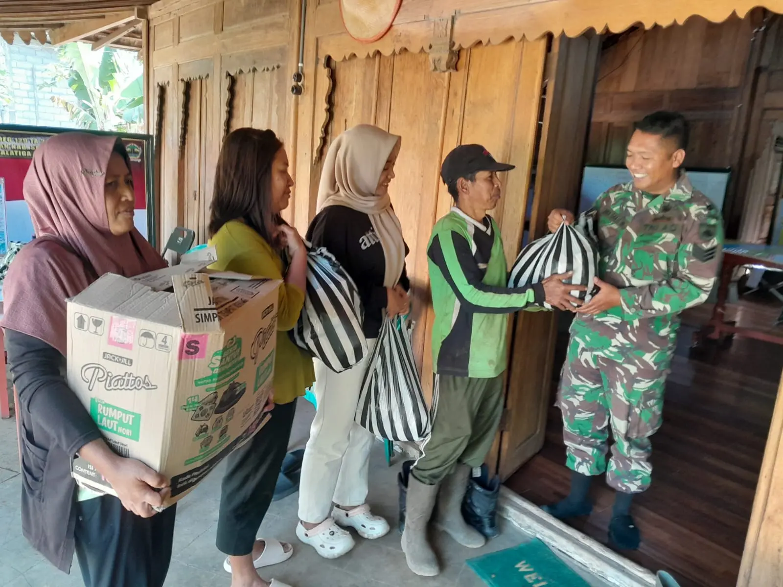 Warga Dusun Gombyong Serahkan Bantuan Logistik ke Posko Satgas TMMD di Desa Cukil, Bentuk Dukungan ke TNI