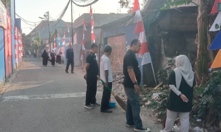 Jelang MTQ Kota Tangerang 2026, Pegawai Kecamatan Ciledug Kerja Bakti Bersihkan Stadion Mini hingga Saluran Air