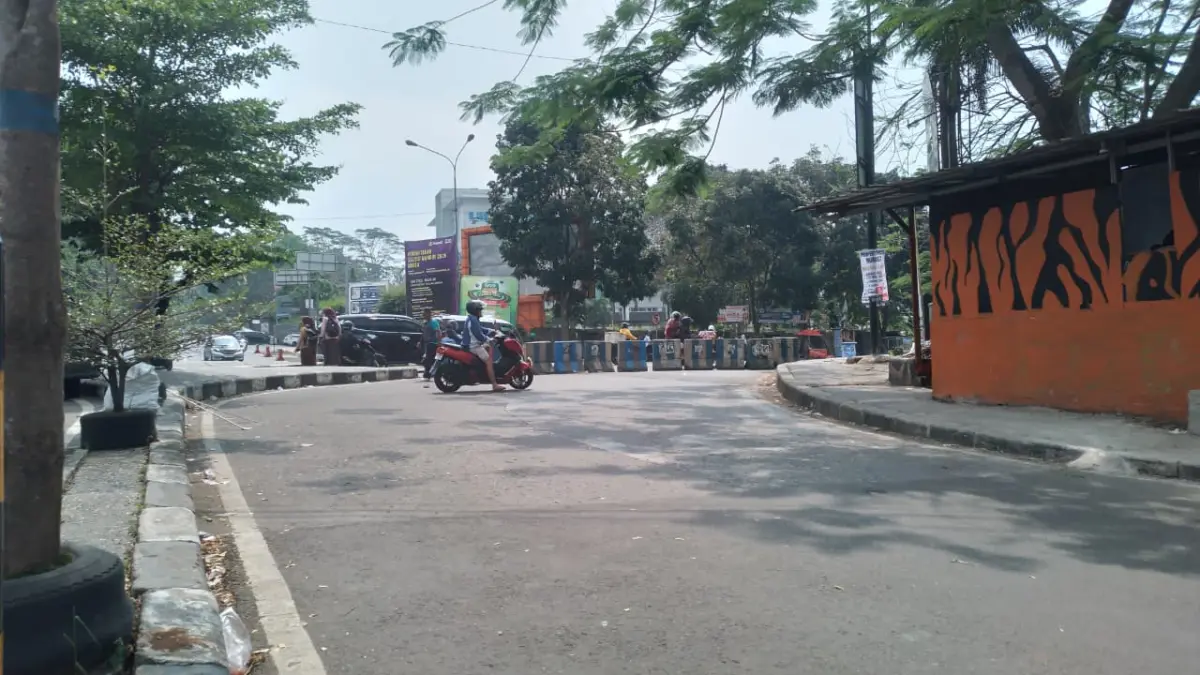 600 Pelanggaran per Hari di Bundaran Pangdam Jatinangor, Dishub Sumedang Tutup Akses Pakai Beton Pembatas