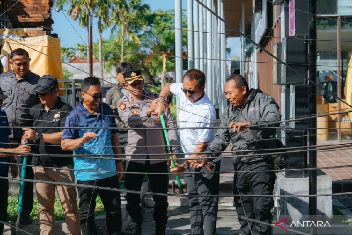 Pemkab Badung Tertibkan Kabel Provider Tak Berfungsi di Jalan Tegal Gundul, Targetkan Kawasan Bebas Kumuh