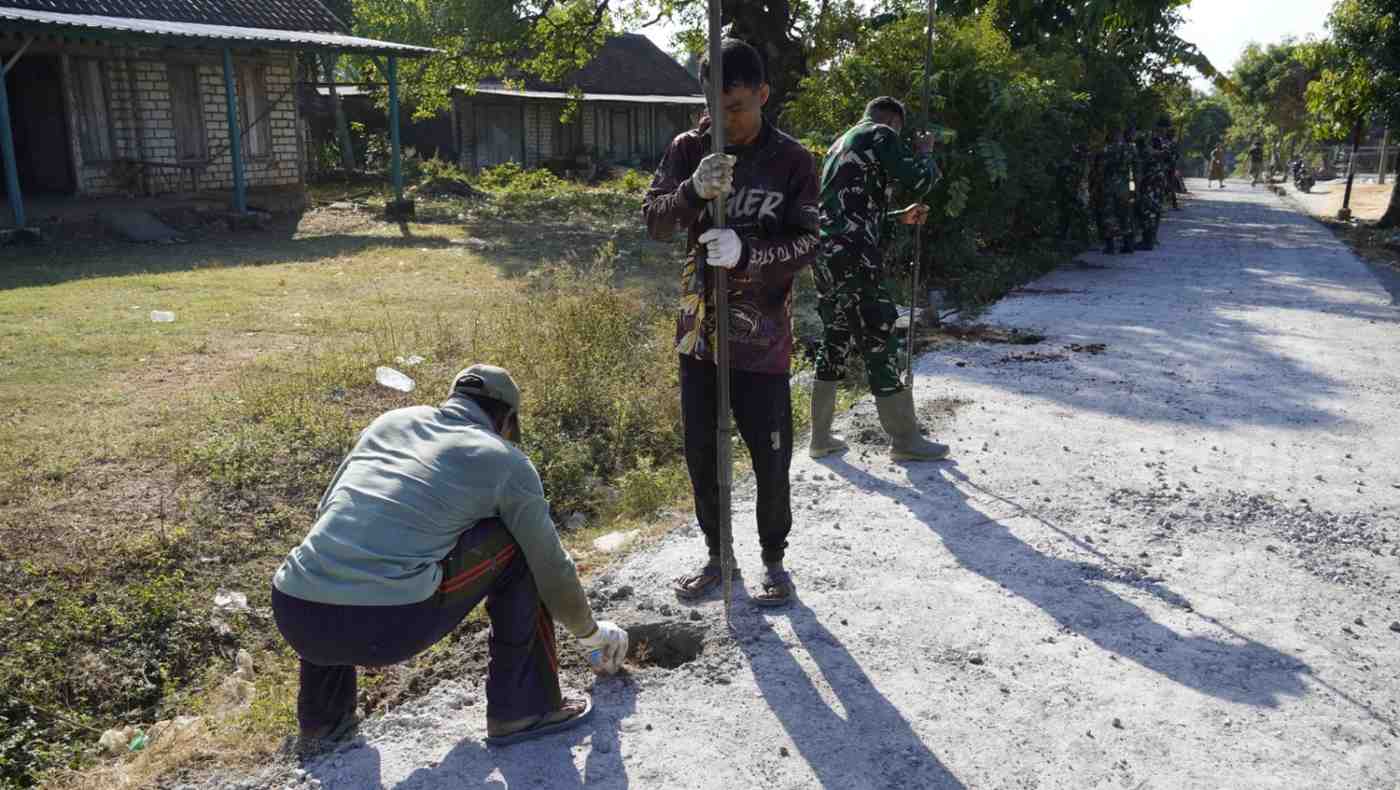 TMMD 129 Bojonegoro: Pengecoran Jalan Rigid Beton di Kedungpandan Mulai Tampak, Warga Bersyukur Akses Jadi Layak