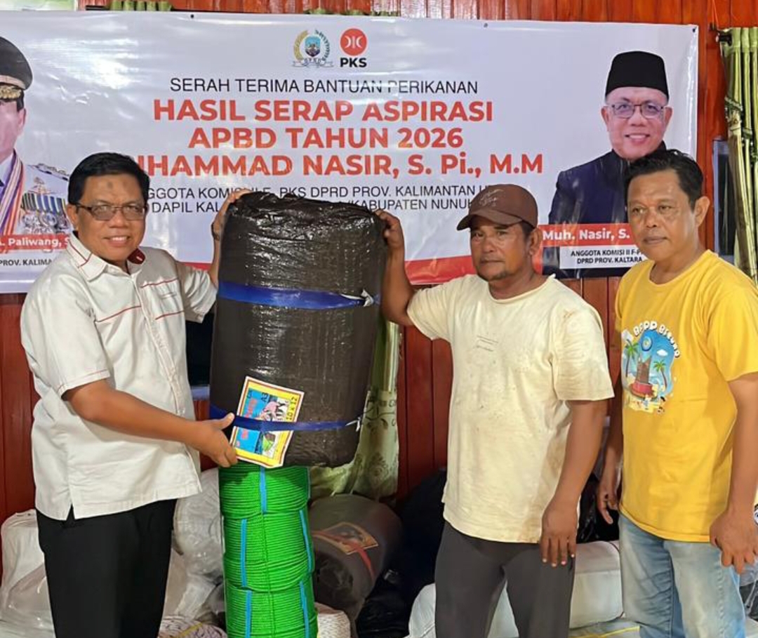 Anggota DPRD Kaltara Muhammad Nasir Serahkan Bantuan Perahu dan Tali Longline ke Petani Rumput Laut Nunukan Barat