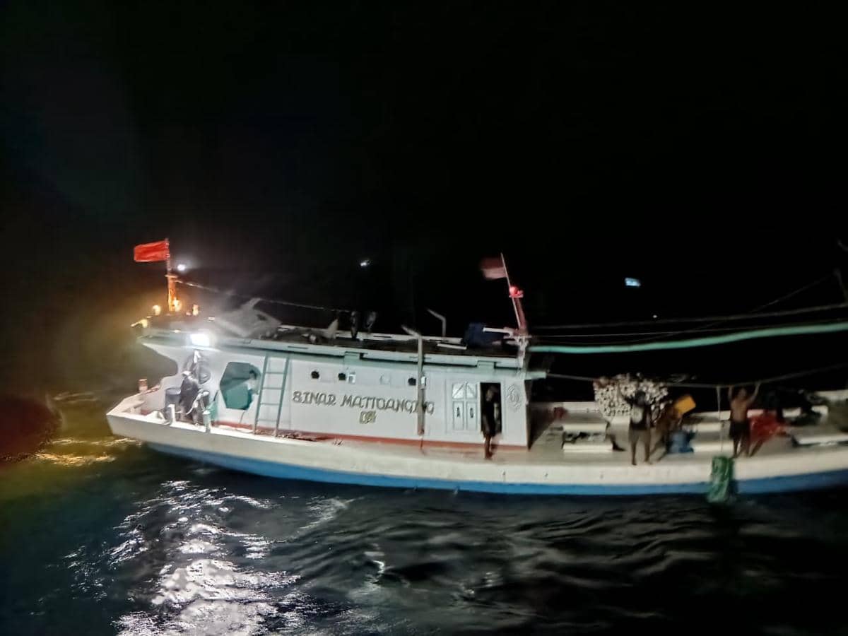 Tim SAR Temukan 5 Penumpang KM Nurul Salsa Hidup Setelah 4 Hari Mengapung di Perairan Selayar, 20 Korban Masih Hilang