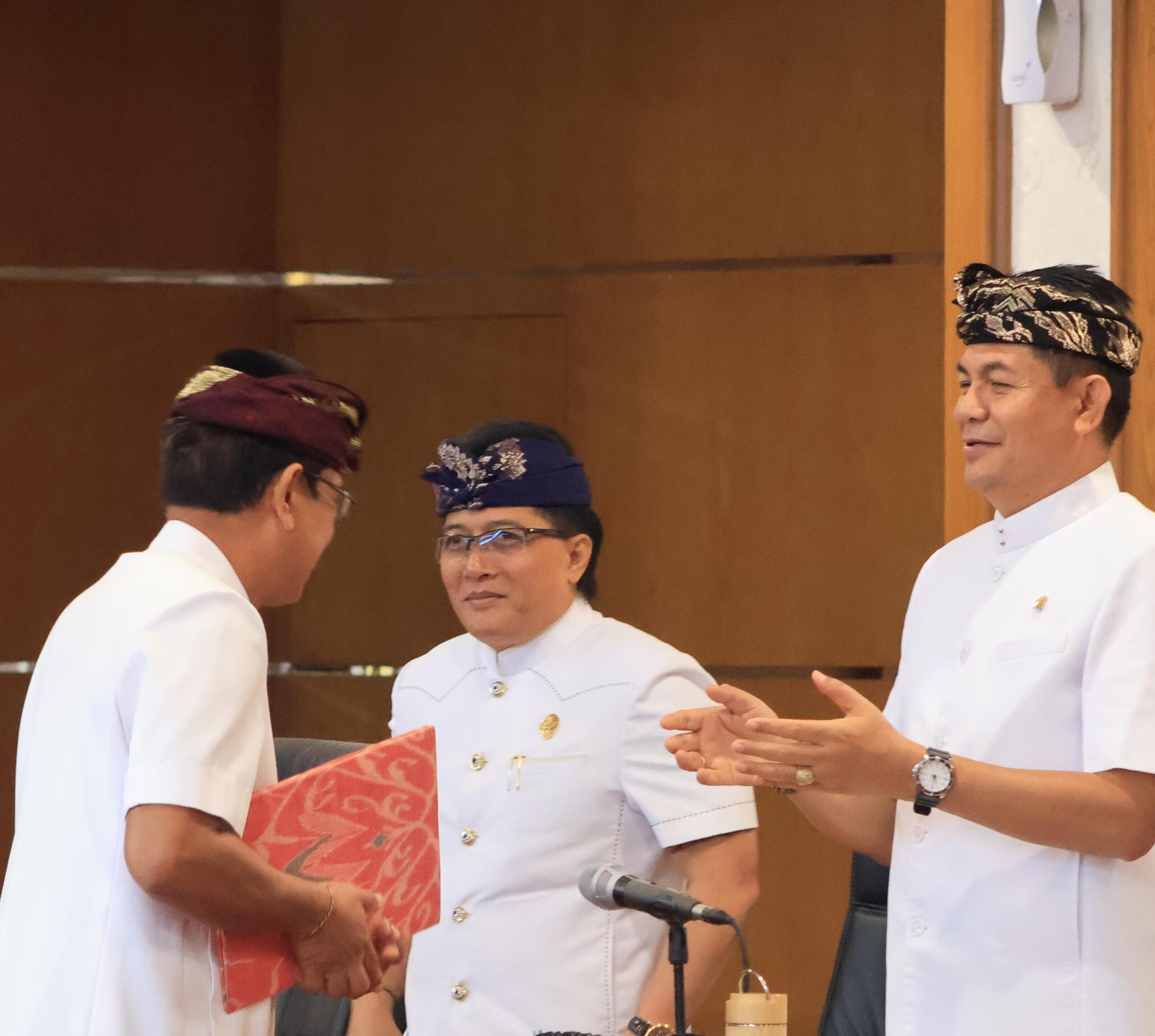 Gubernur Bali Sampaikan Jawaban Atas Pandangan Umum Fraksi DPRD, Soroti Kelebihan Pembayaran Proyek Turyapada dan Optimalisasi PAD