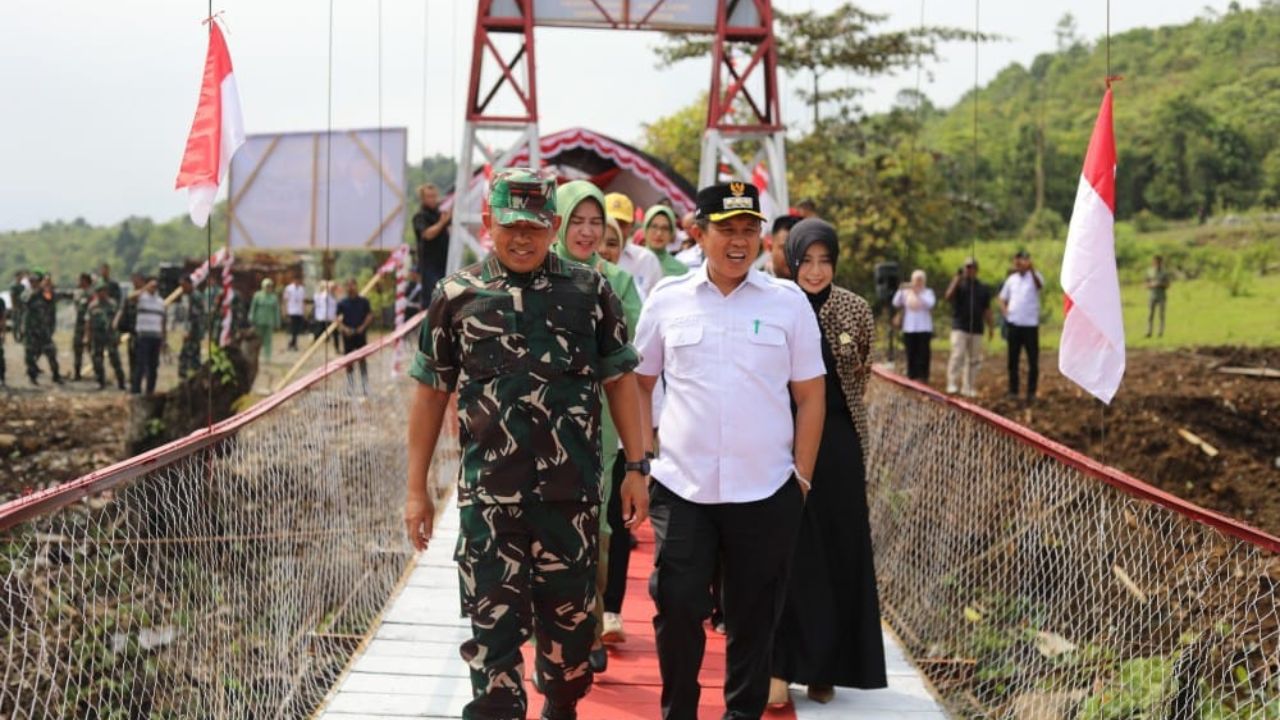 Jembatan Perintis Garuda di Desa Ipi Morowali Diresmikan Danrem 132/Tadulako, Akses Warga ke Perkebunan Kini Terbuka