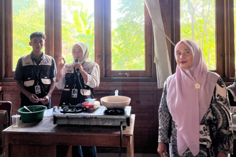 Mahasiswa KKN UIN Walisongo Latih 23 Ibu PKK di Demak Olah Pepaya Mentah Jadi Manisan Bernilai Jual