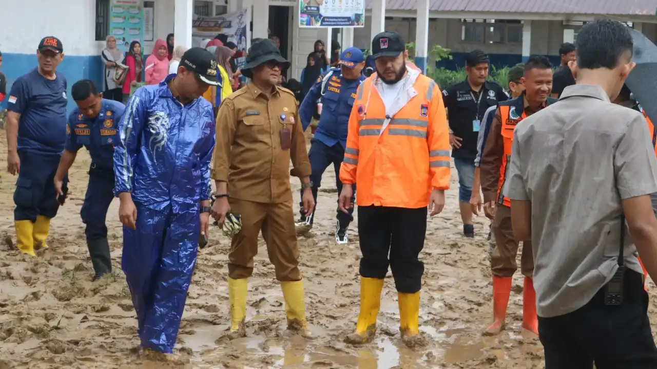 Banjir Padang Rendam 92 Sekolah, Wali Kota Fadly Amran Targetkan Pembersihan Rampung Dua Hari